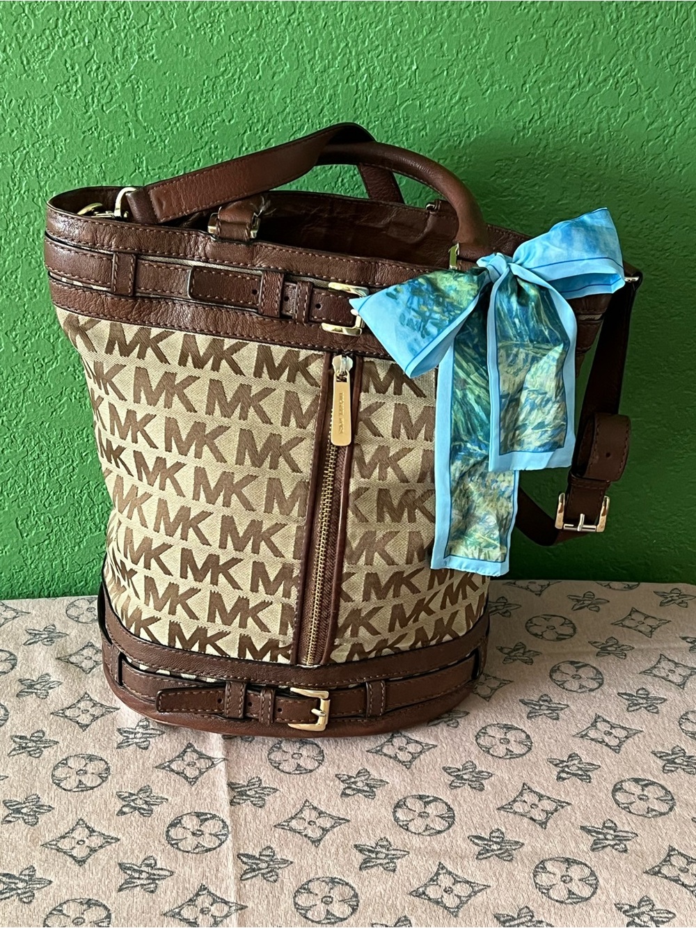 Michael Kors Kingsbury Medium Tote Bag - Picture 7 of 7